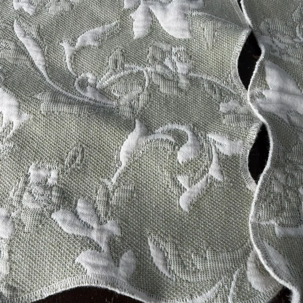 Colchas Domingos Placemats Set of 4 Sage Green White Matelasse Jacquard Scallop